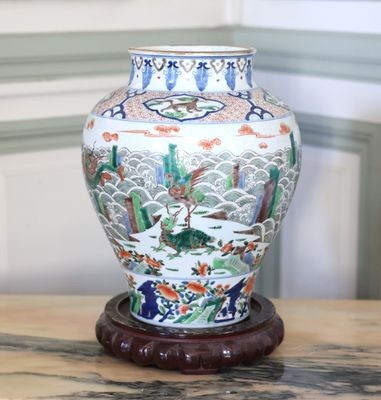 un vase posé sur une table avec un socle en bois
