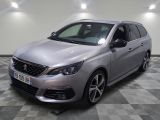 la voiture argentée est garée dans la pièce au sol en damier