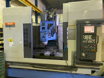 CENTRE d’USINAGE MAZAK VTC-200 B à commandes numériques MAZA…