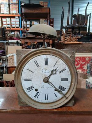 une horloge posée sur une table dans une pièce