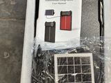 une boîte contenant un panneau solaire et un stylo