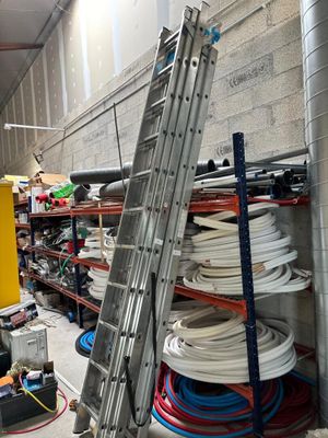 Une échelle triple sans marque apparente - Photo 1