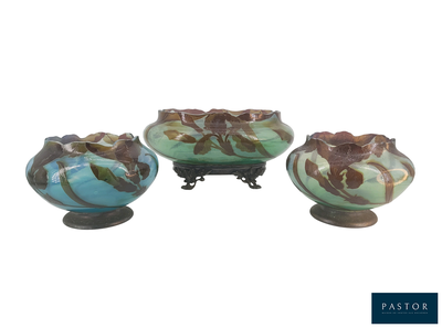 trois vases posés l'un à côté de l'autre sur une table