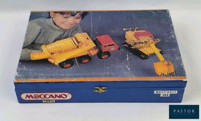une boîte sur laquelle figure l'image d'un garçon jouant avec des engins de chantier
