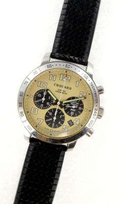 gros plan d'une montre sur une surface blanche