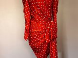 robe à pois rouges et blancs sur un présentoir pour mannequin