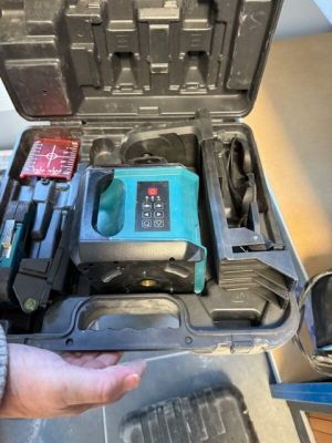 une personne tenant un outil dans une boîte à outils
