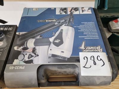 une boîte d'outils de menuiserie posée sur une table