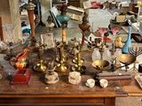 de nombreux objets anciens posés sur une table dans une pièce
