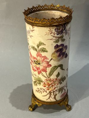 un vase avec des fleurs posé sur une table