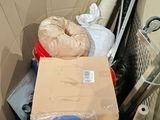 une boîte en carton remplie d'objets divers dans une pièce