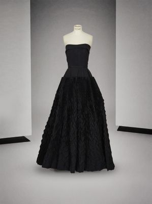 une robe noire sur un mannequin mannequin mannequin mannequin mannequin mannequin mannequin mannequin mannequin mannequin
