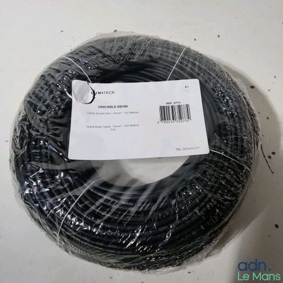 un rouleau de fil noir emballé dans du plastique posé sur une table