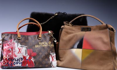 Deux sacs à main Louis Vuitton, l'un marron et l'autre rouge, sont posés sur une surface blanche.