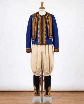 une photo d'un mannequin portant une veste bleue et un pantalon beige