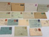 beaucoup de vieilles cartes postales et d'enveloppes posées sur une table