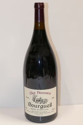 une bouteille de vin posée sur une table