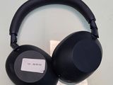 un casque posé sur une table