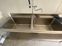 Une plonge en inox à 2 bacs et 1 égouttoir, avec douchette D… (photo 2)