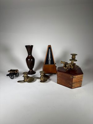 un grand nombre d'objets différents posés sur une table