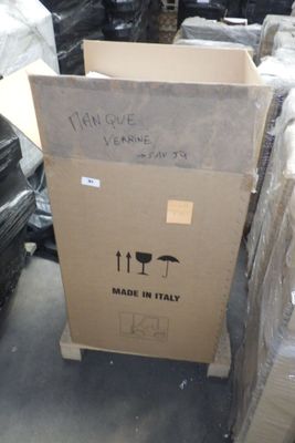 une boîte en carton posée sur une palette