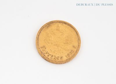 l'image d'une pièce d'or posée sur une surface blanche