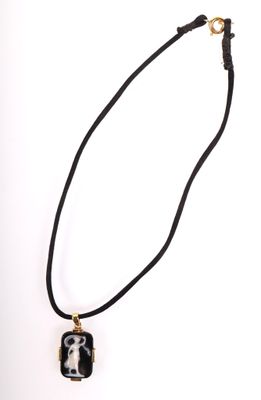 Camée sur agate brune à décor d'une femme à l'Antique au voi…