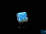 une pierre de labradorite bleue sur fond noir
