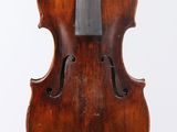 un vieux violon avec un archet sur fond blanc