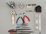 un grand nombre d'outils posés sur la table