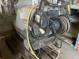 une machine posée sur une palette dans un garage