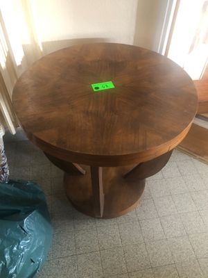 une table en bois sur laquelle est collé un autocollant vert