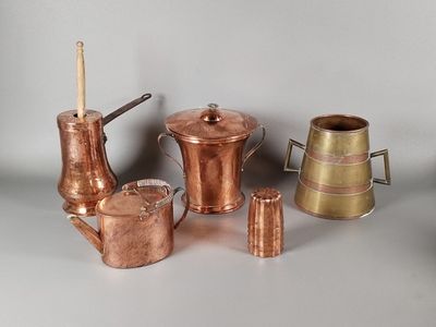 de nombreux types différents de casseroles et de pichets en cuivre sur la table