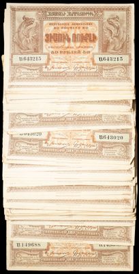 plusieurs piles de vieux billets empilées les unes sur les autres