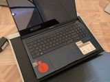 un ordinateur portable posé sur une boîte, sur une table