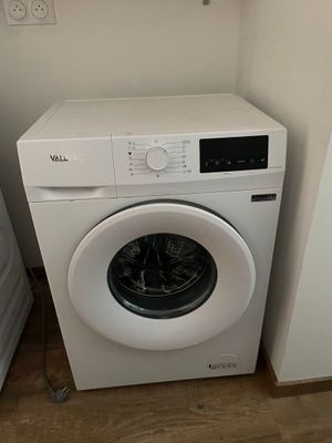 un lave-linge et un sèche-linge dans le coin d'une pièce