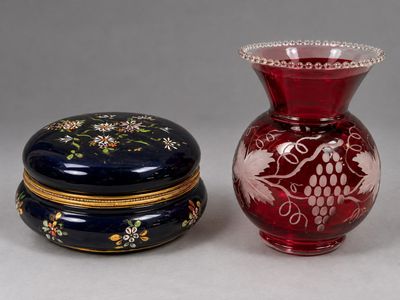 deux vases posés l'un à côté de l'autre sur une table