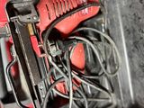 une boîte à outils rouge contenant des fils et un cordon