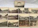 une vieille photo montrant une pile de vieilles cartes postales avec des photos de personnes