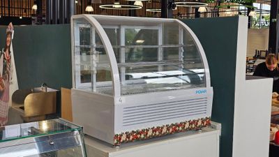 une vitrine au milieu d'un magasin remplie de produits alimentaires