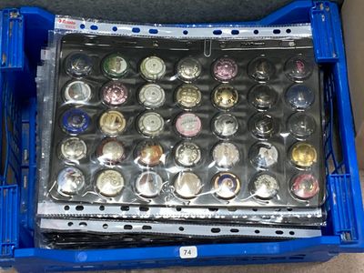 une boîte bleue contenant un tas de pièces de monnaie