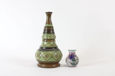 École du XXe siècle. Vase de forme balustre à col étroit en …