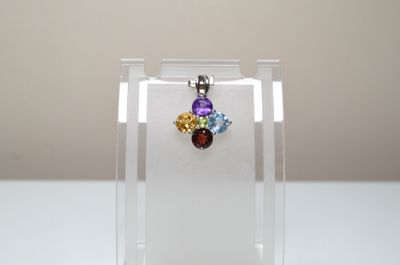 Un pendentif "tuti fruti" en argent, serti de 2,90 cts env d…