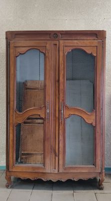 Bibliothèque en noyer, mouluré et sculpté, ouvrant à deux va…