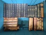 beaucoup de livres empilés sur une étagère