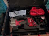 une boîte contenant des outils, posée par terre
