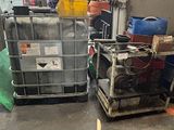 de nombreux fûts et conteneurs entreposés dans un entrepôt