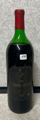 une bouteille de vin posée sur un comptoir