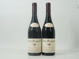 deux bouteilles de vin rouge posées l'une à côté de l'autre sur une table