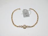un bracelet en or serti de diamants et muni d'une plaque